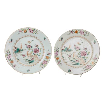 Paar Teller mit Famille-Rose-Dekor. CHINA, um 1900.