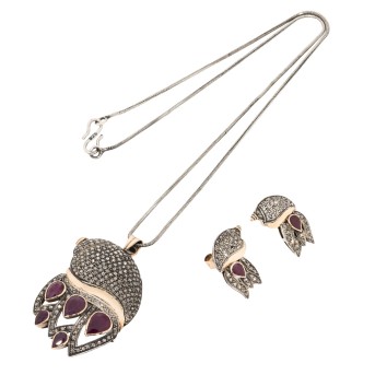 Schmuckset aus Ohrsteckern und Collier