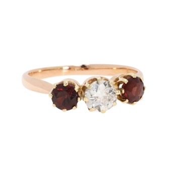 Ring mit und 2 Granaten und Altschliffdiamant ca. 0,50 ct,