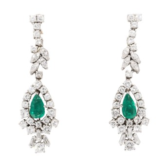 Paar Ohrhänger mit 2 Smaragden zus. ca. 1,4 ct