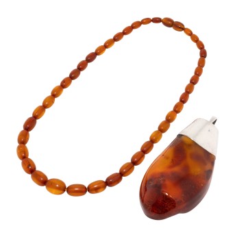 Konvolut aus 2 Teilen Bernsteinschmuck