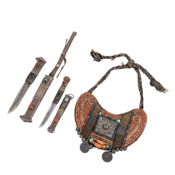 Brustschmuck und 2 Lothi-Messer. TIBET/NEPAL 19. Jh.