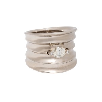 Ring mit ovalem Diamant und 2 kleinen Brillanten