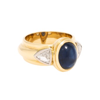 Ring mit  feinem Saphir-Cabochon ca. 5,40 ct. und 2 Diamanten zus. 0,80 ct.