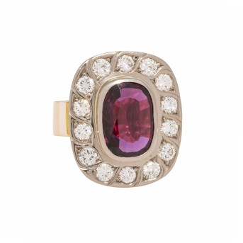 Ring mit Siam Rubin entouriert von Brillanten