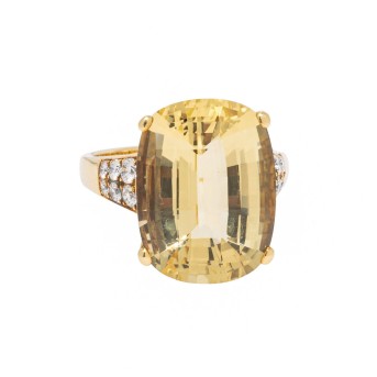 Ring mit schönem Goldberyll flankiert von Brillanten