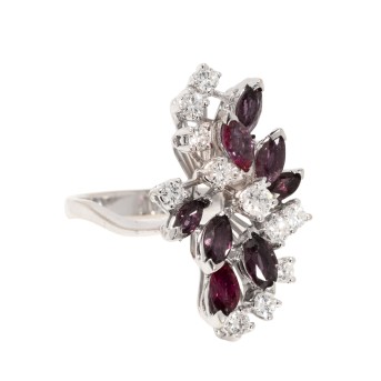 Ring mit Rubinnavettes und Brillanten zus. ca. 0,45 ct,