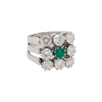 Ring mit Smaragd und 8 Brillanten zus. ca. 3,5 ct,