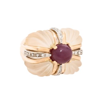 Ring mit Rubincabochon und Diamanten 