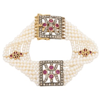 Bezauberndes Akoya-Perlenarmband, 7-reihig, mit 16 feinen Rubinen und Brillanten zus. ca. 0,98 ct.