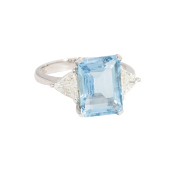 Ring mit  1 feinen Aquamarin im Treppenschliff  und 2 Triangel-Diamanten 