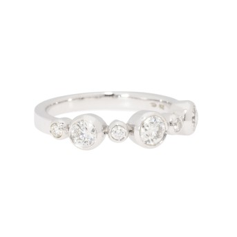 Ring mit 7 Brillanten zus. ca. 0,75 ct, 
