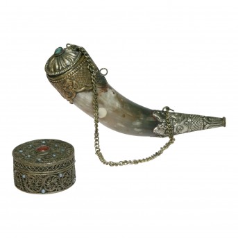 1 Döschen und 1 Horngefäß, NEPAL, 20.Jh.