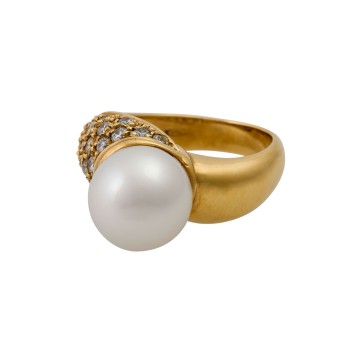 Damenring, GG 18K, besetzt mit 1 Südsee-Perle und 26 Diam.-Brillanten zus. ca. 0,66ct. TW/VSi.