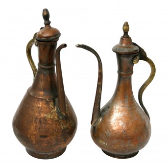 Zwei große Kannen aus Metall. ORIENTALISCH, um 1900