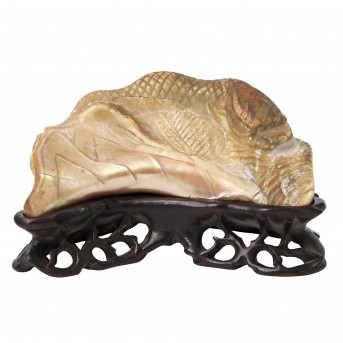 Schnitzerei eines Drachenfisches aus grün-brauner Jade und Perlmutt. CHINA.