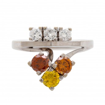 Ring with 6 diamonds