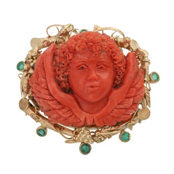 Feine Brosche. Bes. mit 1 Koralle, auwändig graviert als Putto u. Smaragden. 9 K. Handarbeit.