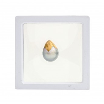 Ungefasster Tahiti-Zuchtperltropfen (ca. 15-16 mm) mit vergoldeter Oberfläche.