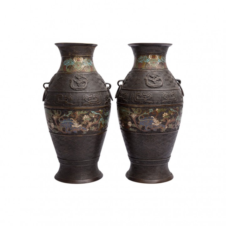 Paar Email Champlevé Vasen. CHINA, um 1900. 