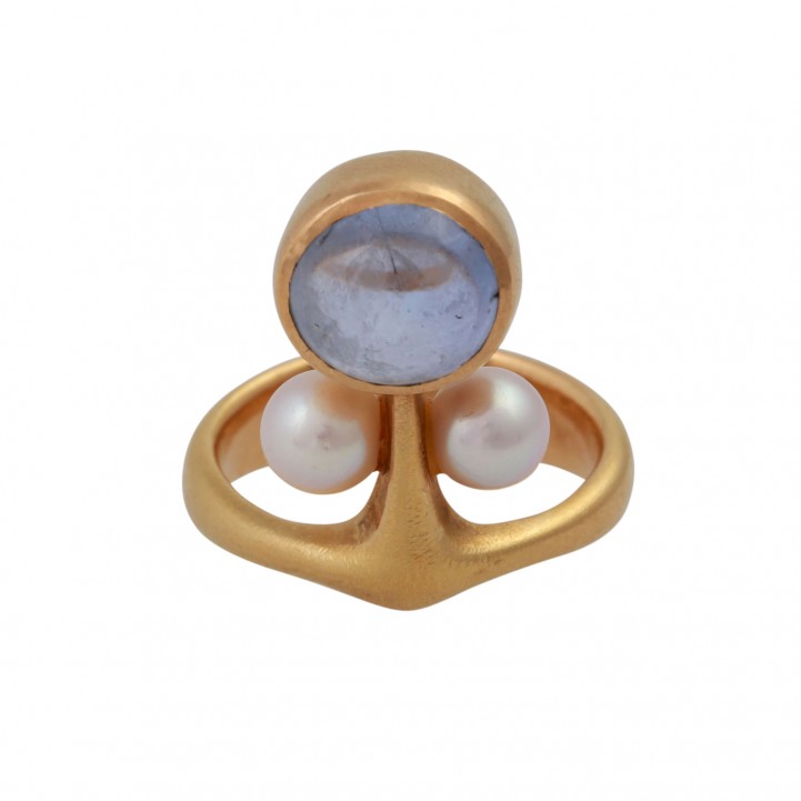 Ring mit hellblauem Saphir, ca. 8,5 mm und 2 Zuchtperlen, 