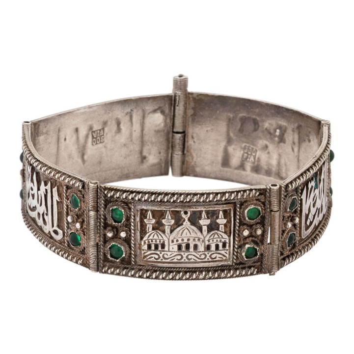 Armband, besetzt mit 12 Peridot-Cab.  