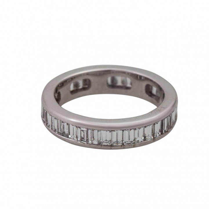 Memoire Ring, bes. mit 37 Diamant-Baguettes zus. 2,23 cts. FEINES WEISS/VVSI-VSI.  