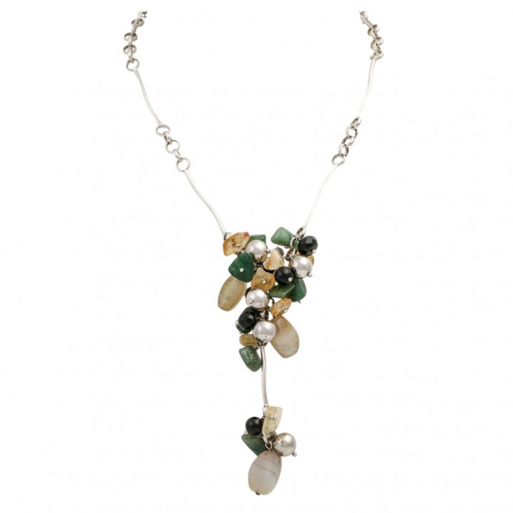 Necklace with gemstones 