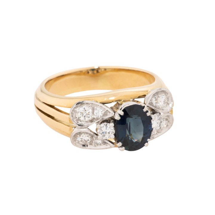 Ring mit 1 oval fac.Saphir 1,5 ct, und 10 Brill.  