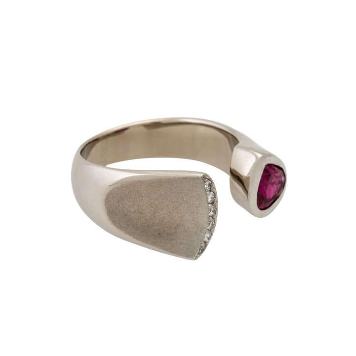 Ring, with Burma ruby ca. 1,11 ct, and 6 diam. diam. diam. total ca. 0,06ct. W(H)/IF, 