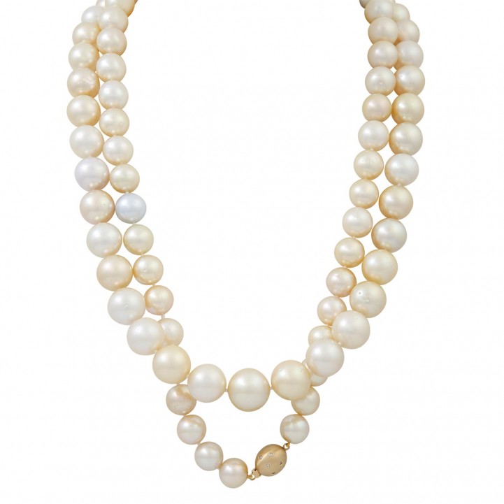 AUTORE. Lange Südsee-Perlenkette mit 89 feinen Perlen in multicolor.  