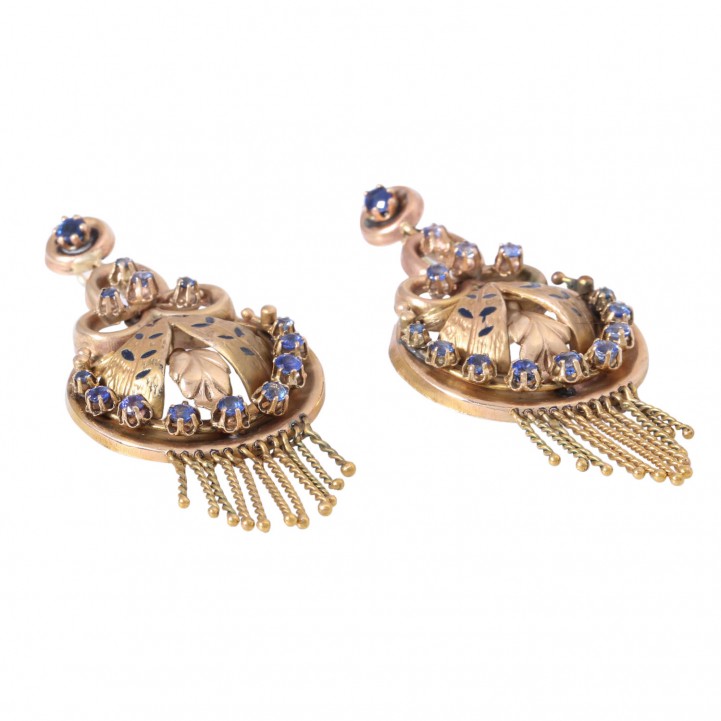 Ornamentale Ohrhänger mit kleinen Saphiren und blauem Email,  