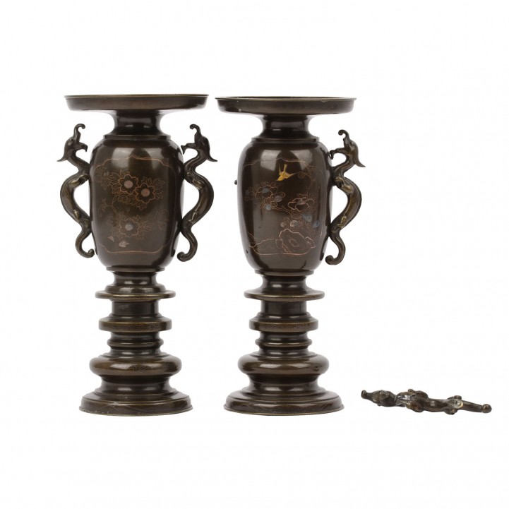 Paar Vasen aus Bronze. JAPAN, um 1900, 