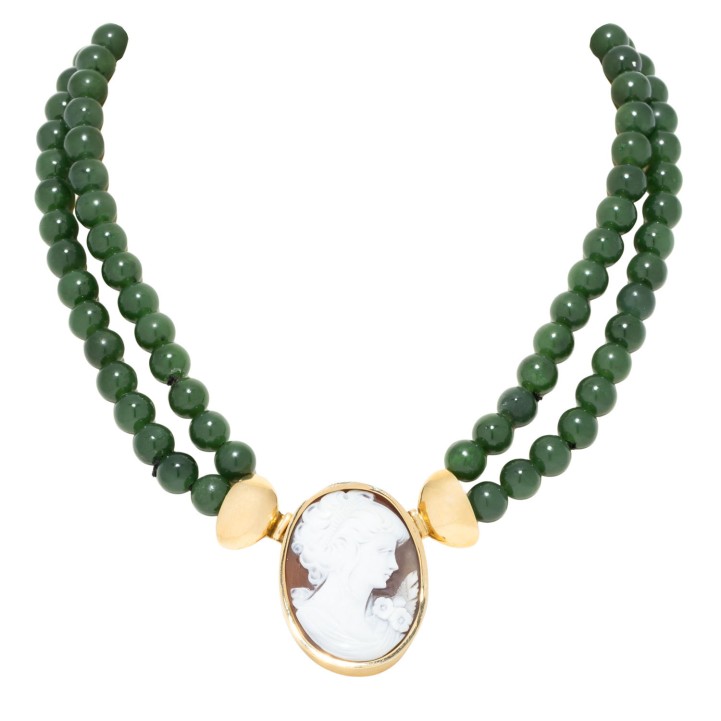 Jadekette mit Muschelkameeschließe, 