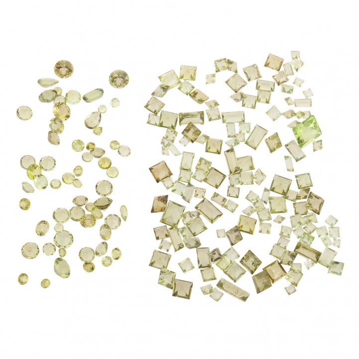 Set of peridots totaling approx. 62.6 ct,  