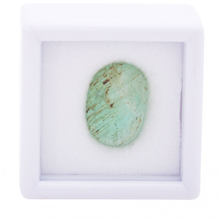 Oval, light green beryl cabochon of approx. 5.3 ct,  