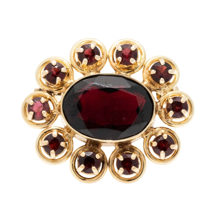 Brosche mit oval facettiertem Granat, 