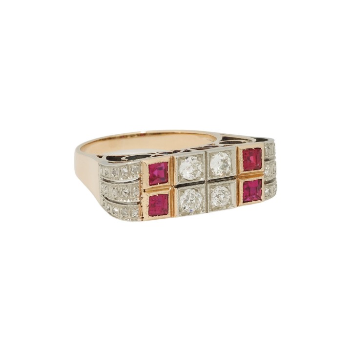 Ring mit 4 synth. Rubinen, 4 Altschliffdiamanten und 30 Diamantrosen 