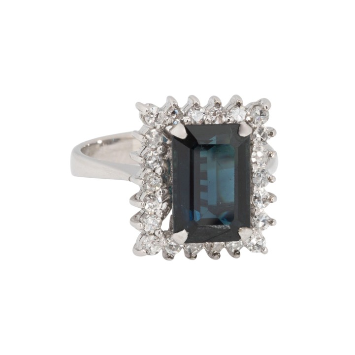 Ring mit Saphir ca. 3,6 ct umgeben von Diamanten  