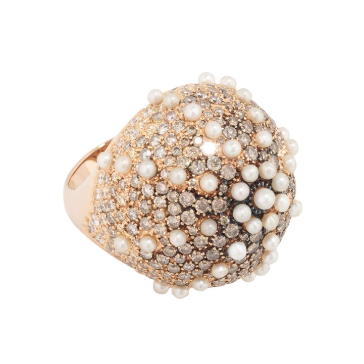 Extravaganter Cocktailring mit 47 Perlen und 328 Brillanten 