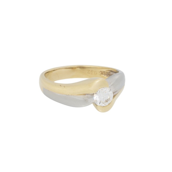 Solitaire ring with brilliant-cut diamond. 