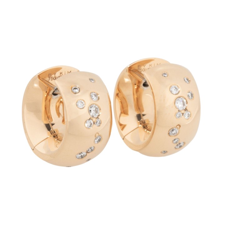 WEMPE BY KIM Pair of hoop earrings with 24 brilliant-cut diamonds totaling 0.40 ct, 