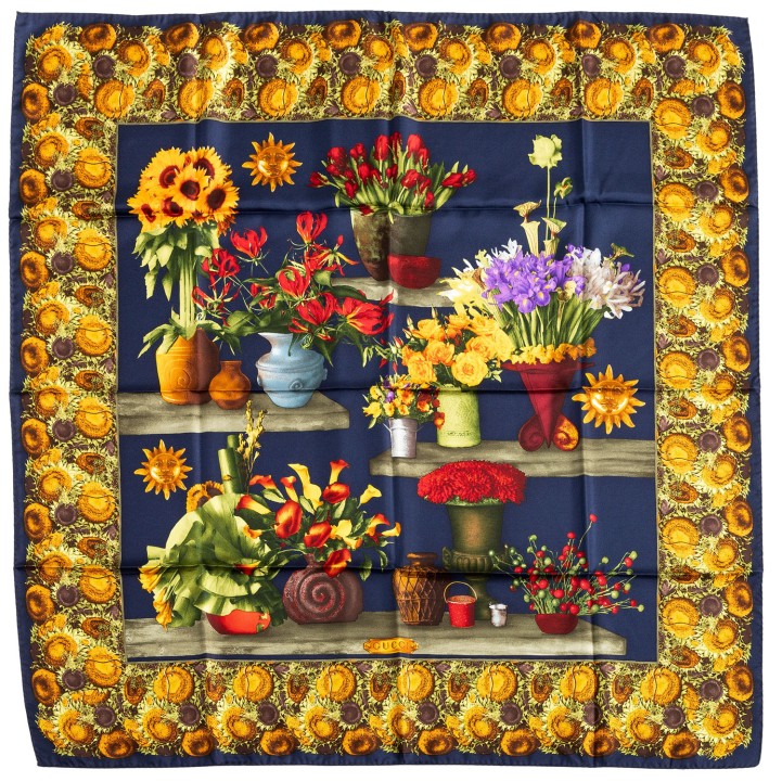 GUCCI VINTAGE silk carré. 