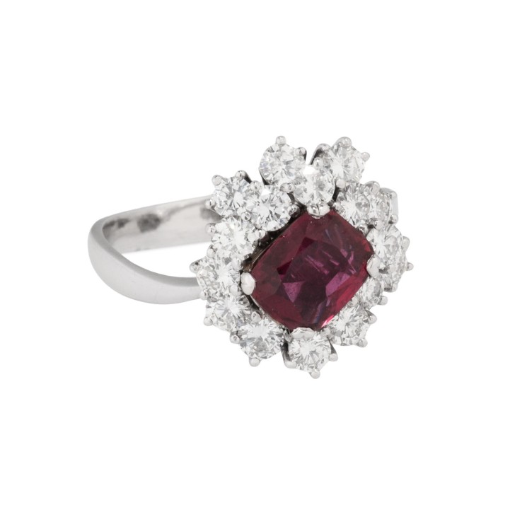 Ring mit Siam Rubin ca. 1,5 ct und Brillanten  