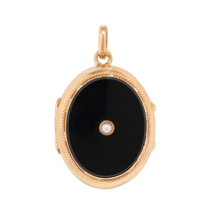 Medallion pendant with onyx and half pearl, 