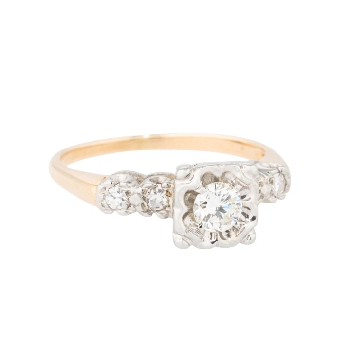 Ring mit Brillant von ca. 0,35 ct und 4 Diamanten  