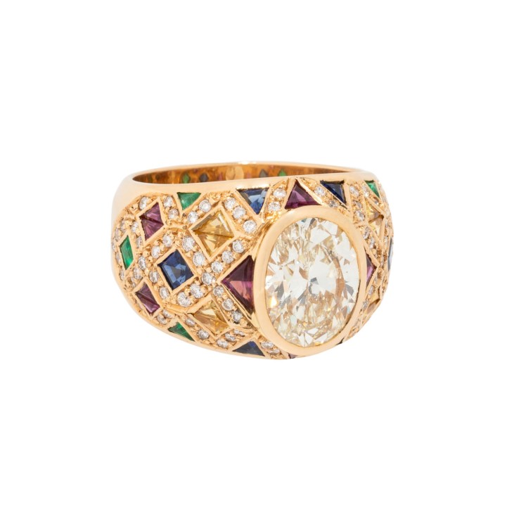 Reich besetzter Ring mit 1 ovalen Diamant ca.3,0 ct,  