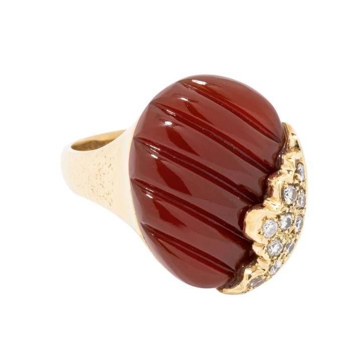 Ring mit graviertem Karneol und Brillanten  