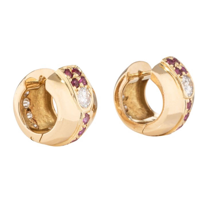 Klapp-Creolen mit Rubinen und Brillanten zus. ca. 0,8 ct,  