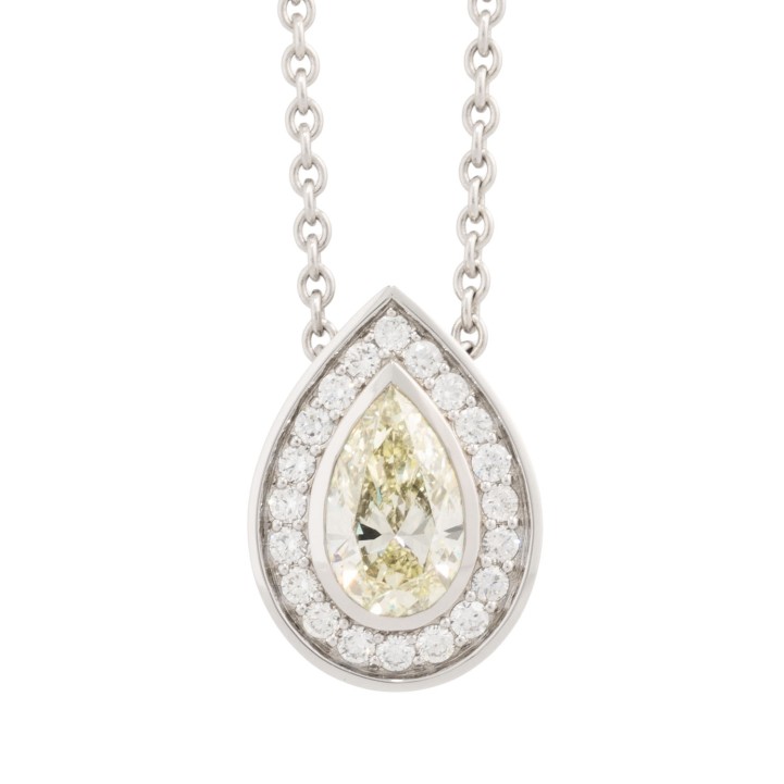 Anhänger mit Diamant im Tropfenschliff  